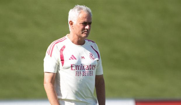 Jose Mourinho forvet transferi yaptı! Serbest kalma bedelini &ouml;dediler