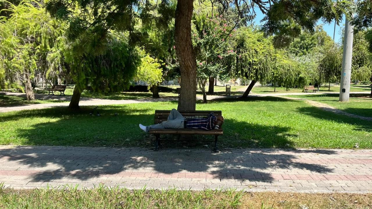 Vatandaşlar, park ve bahçelere gitti.