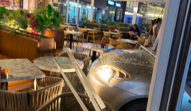 Karab&uuml;k'te şoke eden kaza: Fren yerine gaza basınca kafeye girdi
