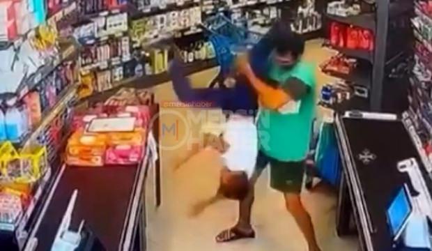 Markette kan donduran anlar: G&ouml;z&uuml; d&ouml;nm&uuml;ş cani &ccedil;ocuğu defalarca yere fırlattı