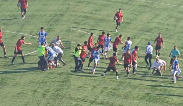 Mersin'deki futbol ma&ccedil;ında saha karıştı: Tekme tokat birbirlerine girdiler
