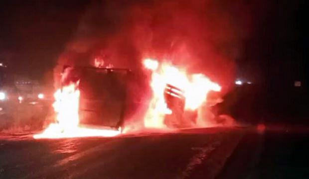 Niğde- Kayseri yolunda trakt&ouml;rle &ccedil;arpışan kamyonet alev aldı