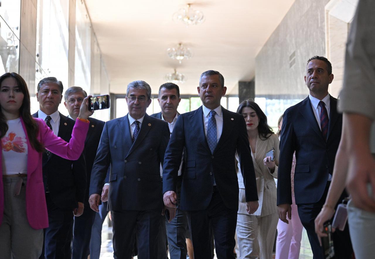 Yeni Parti Genel Başkanı Özgür Özel, TBMM'de kapalı grup toplantısına katıldı.