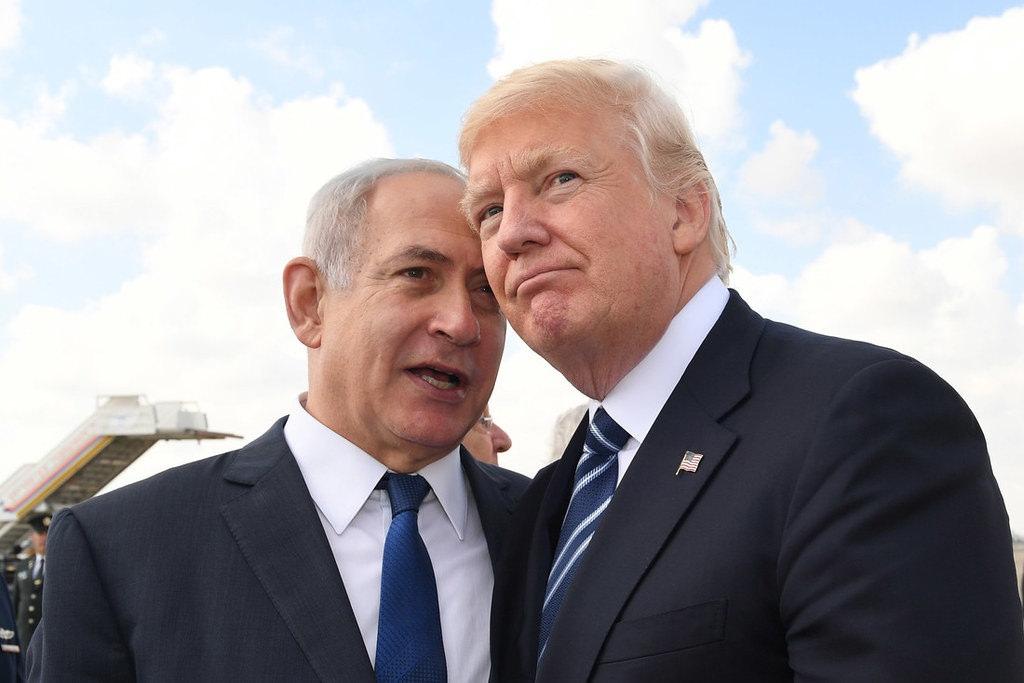 ABD Başkanı Donald Trump ve İsrail Başbakanı Binyamin Netanyahu el sıkışırken