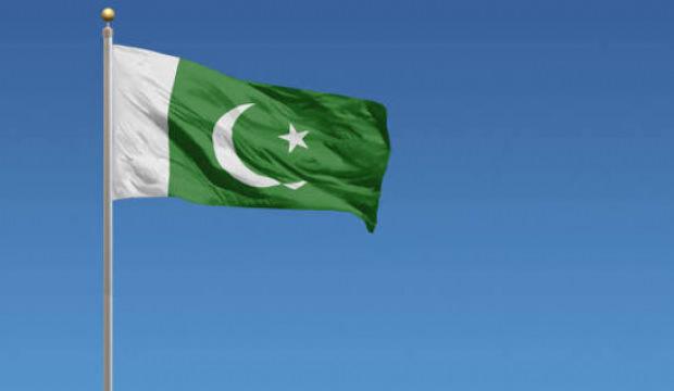 Pakistan'da facia! 3 katlı bina yerle bir oldu: Aynı aileden 11 &ouml;l&uuml;