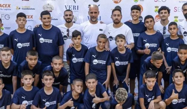 Saha dışında da şampiyon! Guardiola kapılarını Filistinli &ccedil;ocuklara a&ccedil;tı