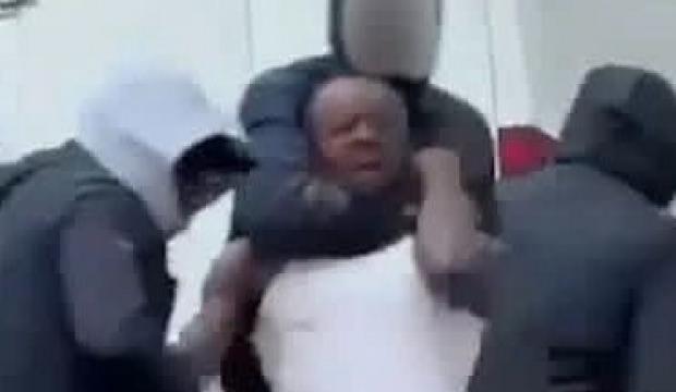 &Uuml;nl&uuml; futbolcu sokak ortasında silahla gasp edildi