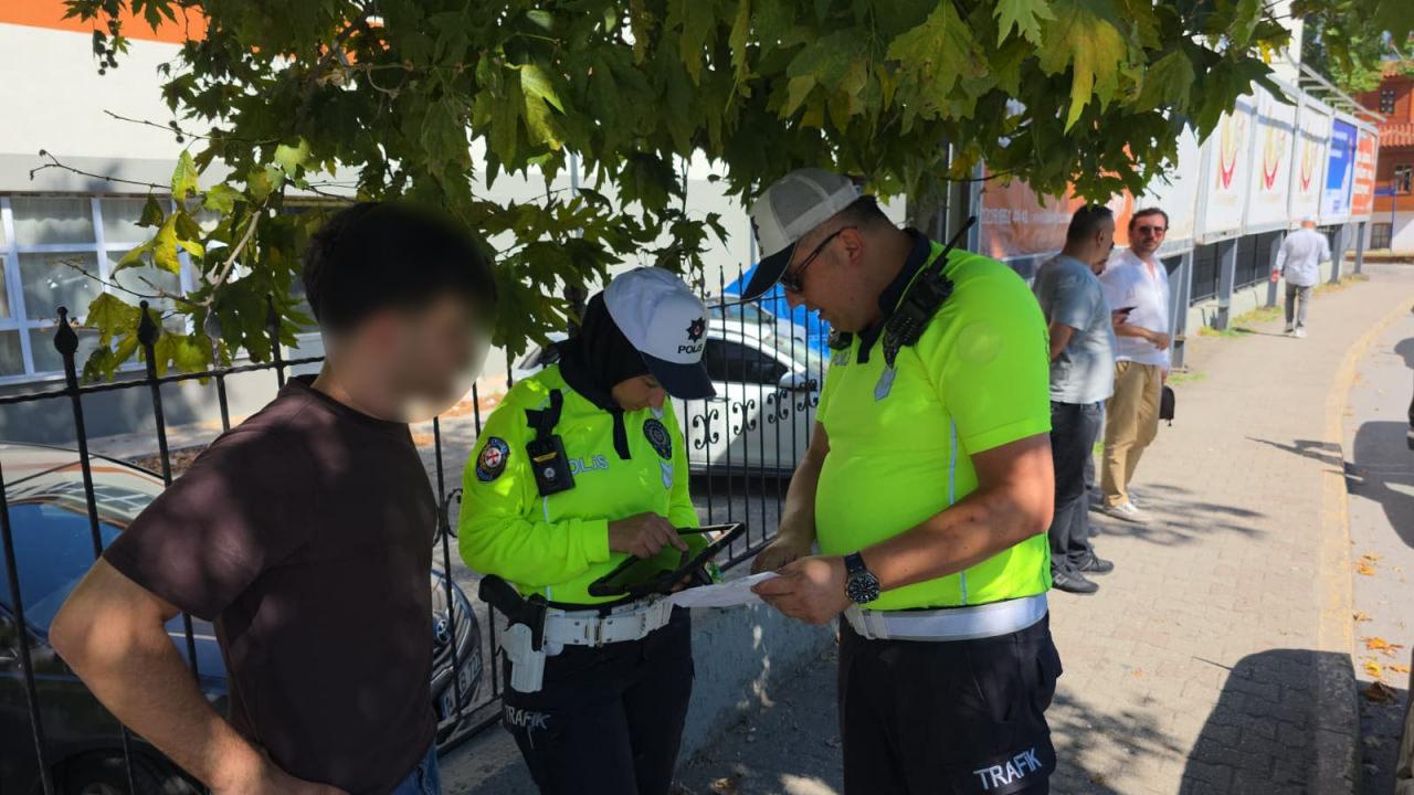 Yayaya yol vermeyen sürücü ekipler tarafında durduruldu.