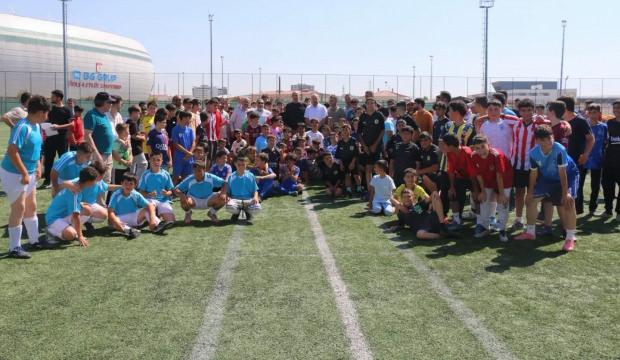 350 Kur'an kursu &ouml;ğrencisi sahaya indi! Camiler arası turnuva başladı