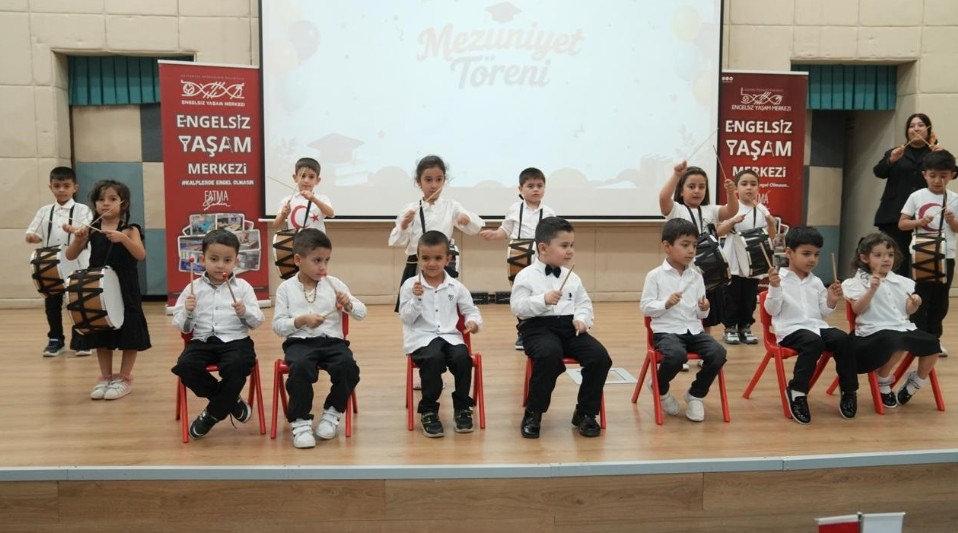 Mezuniyet töreninde çocuklar performans sergiledi.