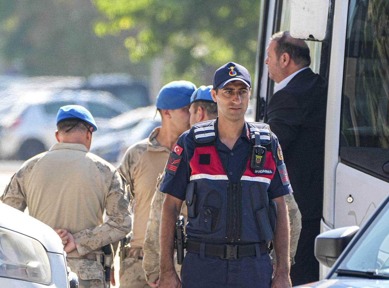İzmir'in Menderes Belediyesine yönelik rüşvet, irtikap, resmi belgede sahtecilik, görevi kötüye kullanma ve imar kirliliğine neden olma suçlarına yönelik soruşturmada gözaltına alınan, aralarında Belediye Başkanı İlkay Çiçek'in de bulunduğu 16 şüpheli adliyeye sevk edildi.