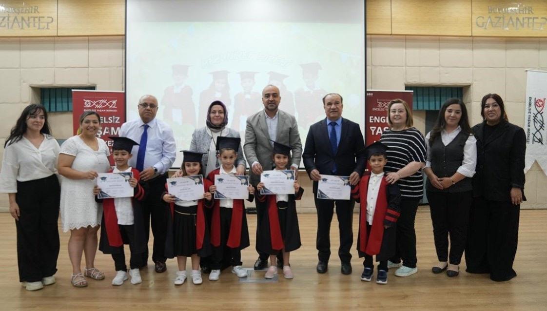 Gaziantep Büyükşehir Belediyesi’ne bağlı CODA & COBA Çocuk Eğitim Merkezi, ikinci mezuniyet törenini, sahne alan çocukların beğenilen performanslarıyla düzenledi.