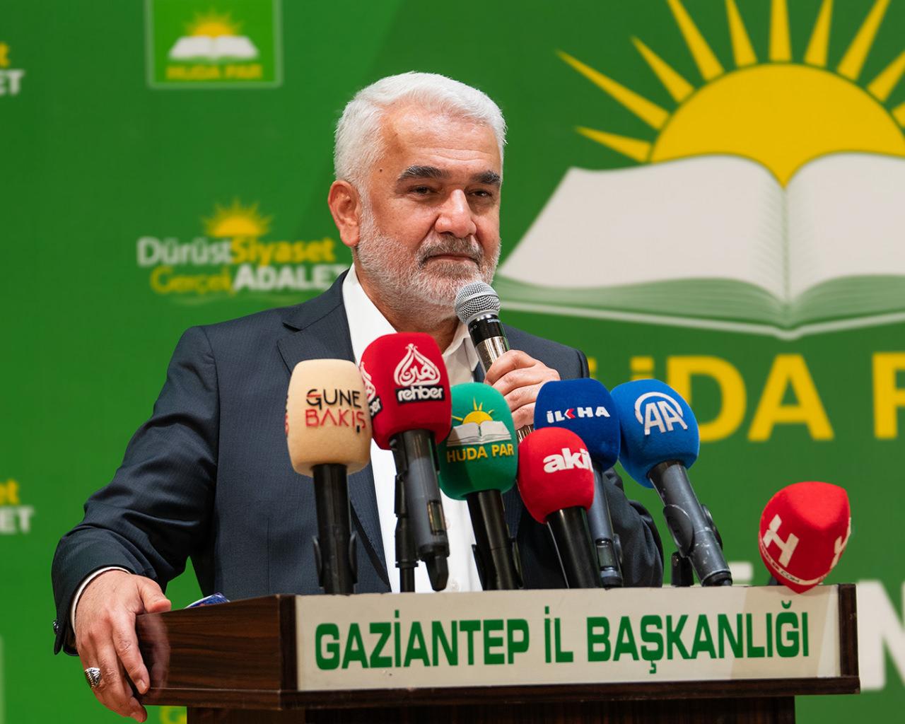HÜDA PAR Genel Başkanı Zekeriya Yapıcıoğlu, Şahinbey Kültür Merkezi’nde partisinin Gaziantep 5. İl Kongresi’ne katıldı.