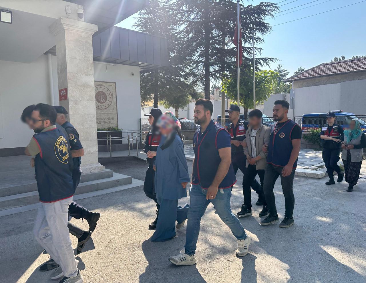 5 şüpheli gözaltına alındı.