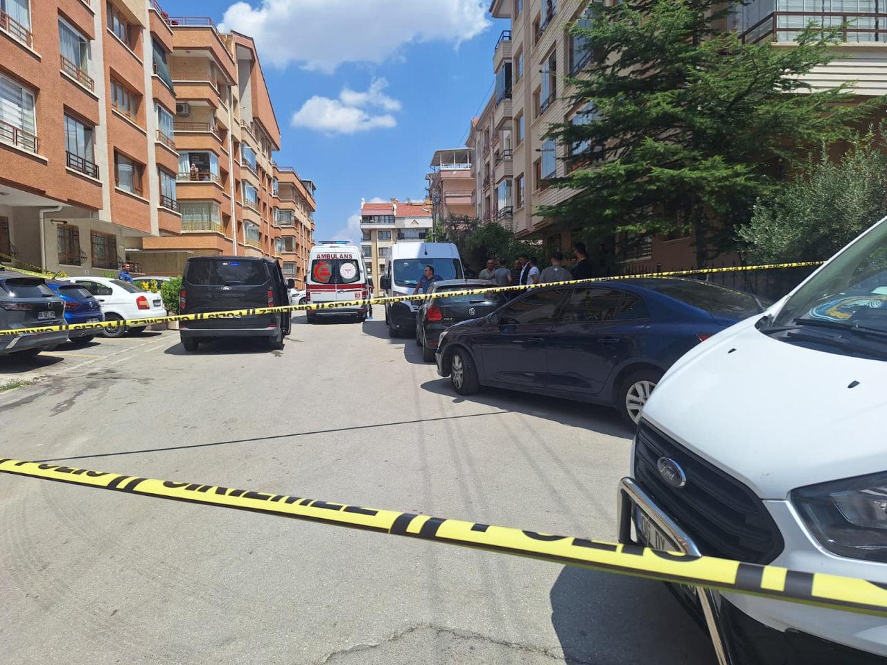 Oturduğu apartmanda, yöneticinin yardımcısını öldürdü.