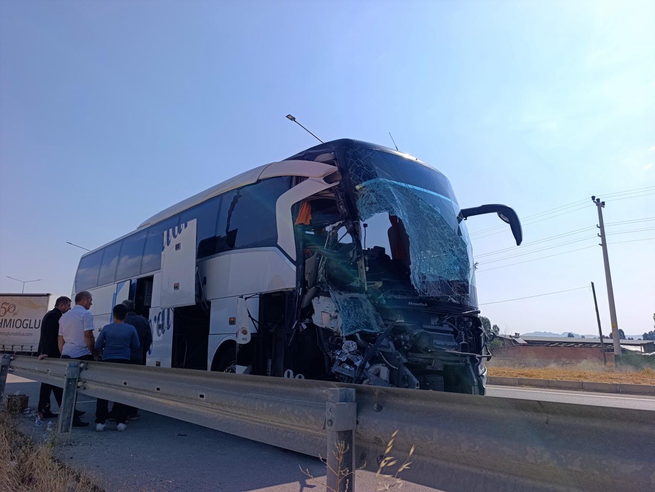 Yolcu otobüsü kamyonete çarptı.