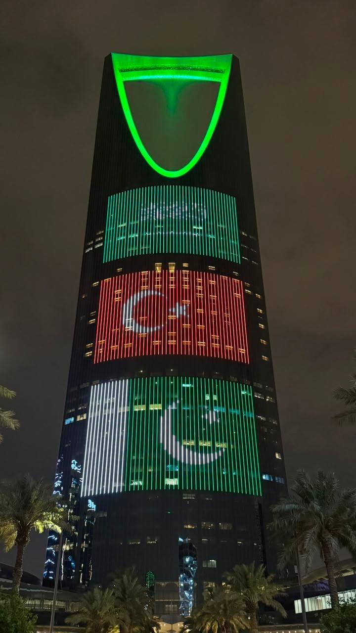 Suudi Arabistan'da anlaşmadan sonra üç ülkenin bayrağı dev binalara yansıtıldı