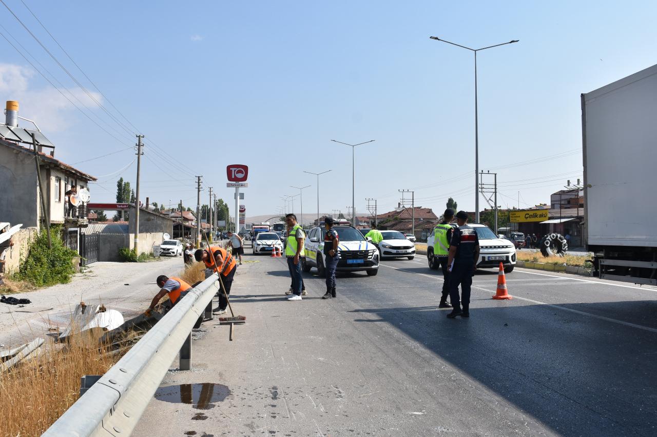 Olay yerine sevk edilen ekiplerin çalışmaları devam ediyor.