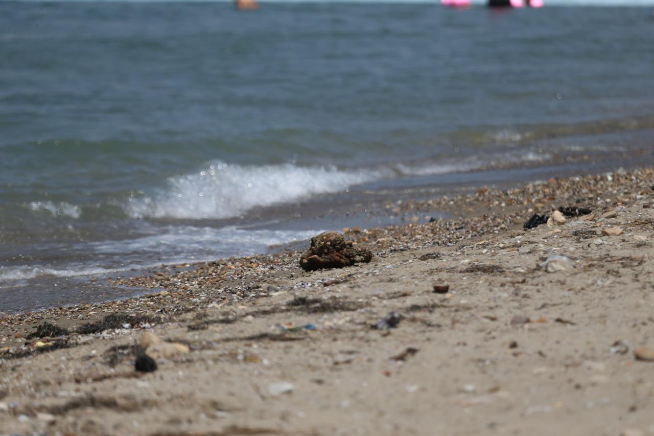 Çanakkale'de plajda bulunan mühimmat, polis ekiplerince güvenli şekilde bölgeden çıkarıldı.
