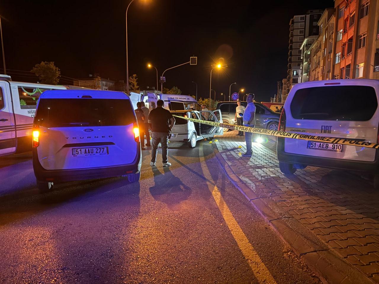 Otomobilde silahla başlarından vurulan kadın öldü, erkek yaralandı.