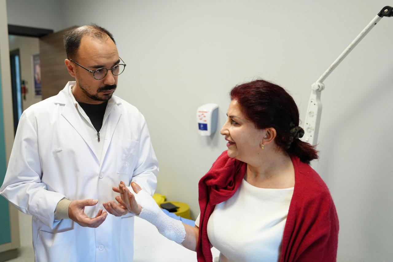 Plastik ve Rekonstrüktif Cerrahi Uzmanı Doç. Dr. Burak Özkan ve 55 yaşındaki Suat Abdullah Tahir