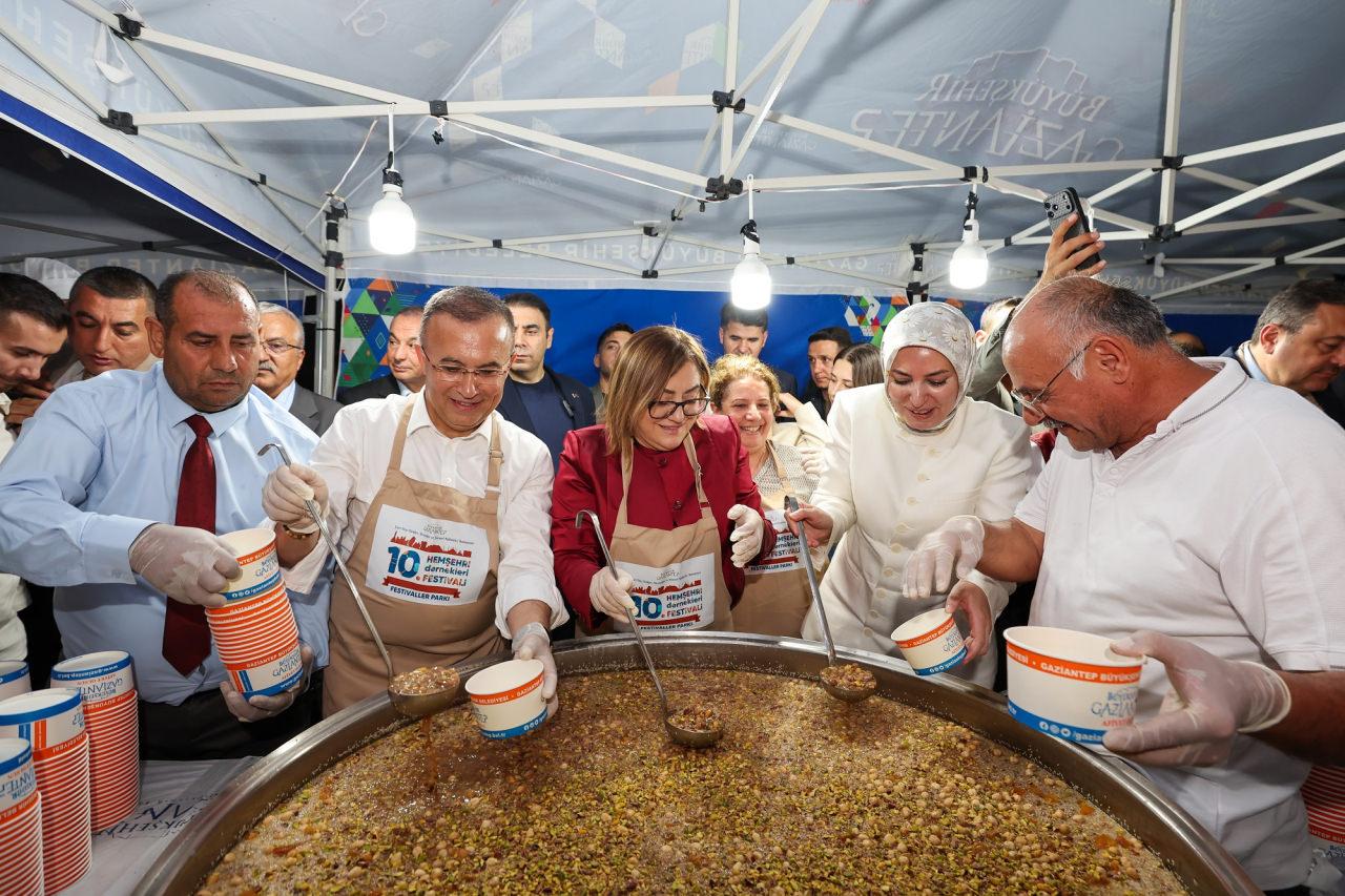 Festivalde aşure yapıldı.