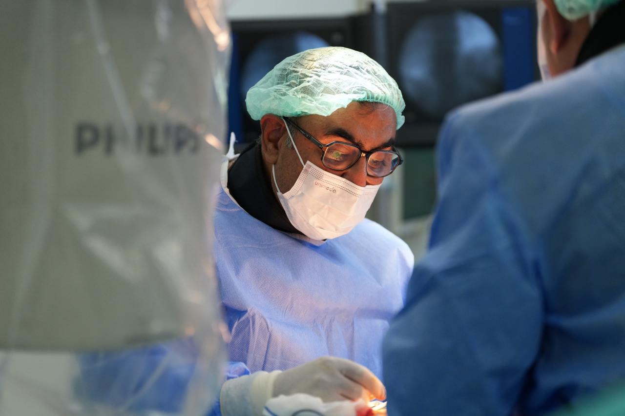 Algoloji Uzmanı Prof. Dr. Haci Ahmet Alıcı’nın hastasına omurilik pili taktığı anlar.