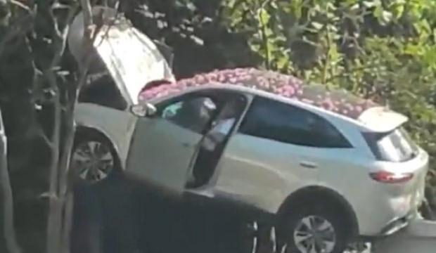 &Ccedil;in'de akılalmaz kaza: Kaldırıma &ccedil;arpan otomobil ağa&ccedil;la trafo arasında asılı kaldı!