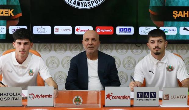 Alanyaspor hayali S&uuml;per Lig olan gen&ccedil; futbolcuya kucak a&ccedil;tı