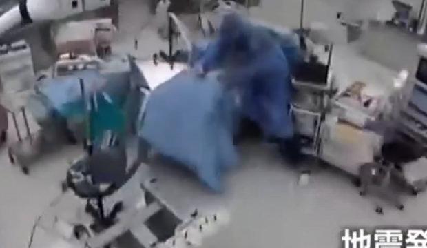 Ameliyathanede can pazarı: Deprem sırasında doktorlar hastaya siper oldu