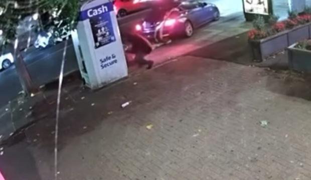 Londra'da film gibi soygun: ATM'yi &ccedil;eki&ccedil;le par&ccedil;alayıp arabayla yerinden s&ouml;kt&uuml;ler