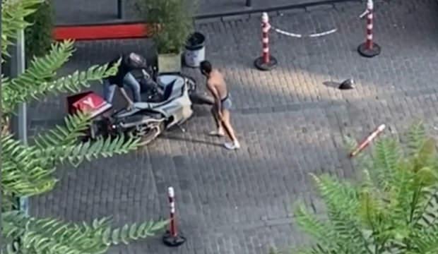 Beyoğlu&rsquo;nda yarı &ccedil;ıplak motosikletin &ouml;n&uuml;ne atladı: Duba ve sopalarla meydan dayağı yedi