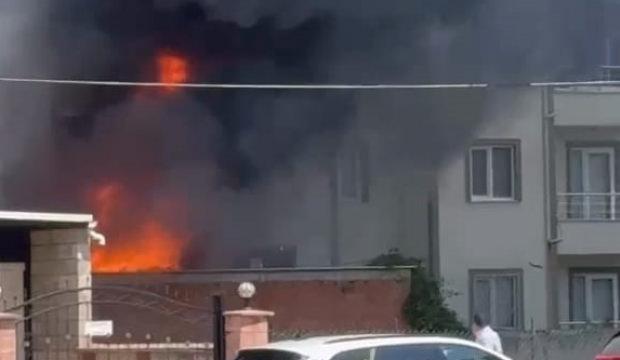 Bursa&rsquo;da korkutan yangın: Depodan y&uuml;kselen alevler apartmanı sardı