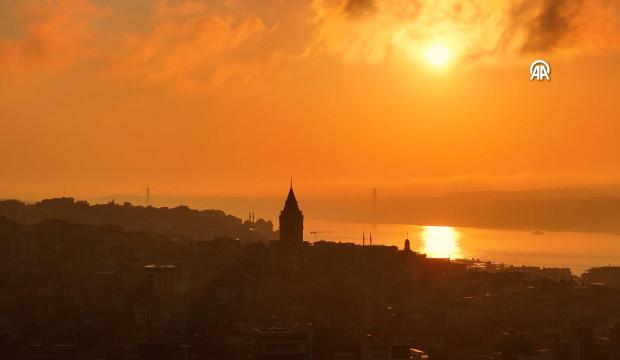 İstanbul'un harika g&uuml;n doğumu Galata Kulesi ile g&ouml;rsel ş&ouml;len oluşturdu