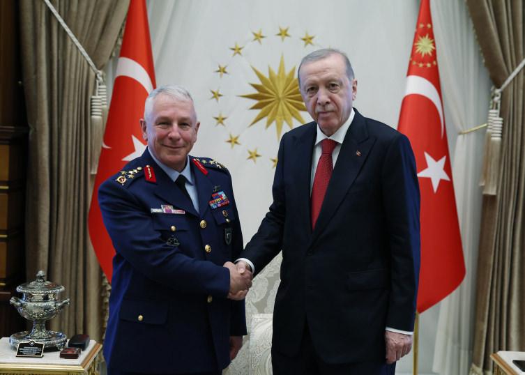 Yüksek Askeri Şura toplantısı sonrası emekliye sevk edilen Hava Kuvvetleri Komutanı Orgeneral Ziya Cemal Kadıoğlu, Cumhurbaşkanı Erdoğan'a veda ziyaretinde bulundu.
