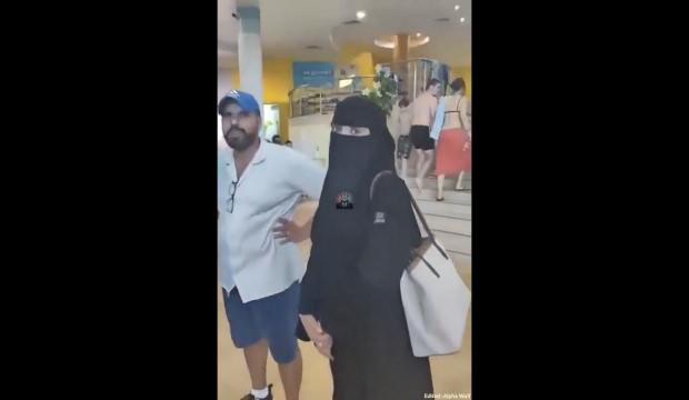 &Ccedil;arşaflı kadına &ccedil;irkin saldırı! 'Kıyafetin &ccedil;ocuklarımı korkutuyor'