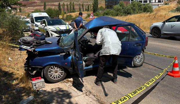 &Ccedil;&ouml;p kamyonuyla TIR&rsquo;ın &ccedil;arptığı otomobil, 76 metre s&uuml;r&uuml;klendi: 1 &ouml;l&uuml;, 1 ağır yaralı
