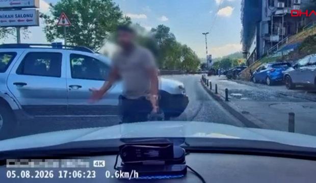 Ey&uuml;psultan'da trafikte tartıştığı s&uuml;r&uuml;c&uuml;n&uuml;n &ouml;n&uuml;n&uuml; kesti: 'Kafanı keserim'