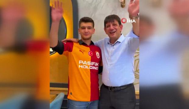 Forması &ccedil;ıkarılan gence Trabzon cephesinden &ouml;zel Salah forması jesti!