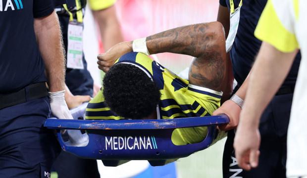 Fenerbah&ccedil;e'ye sakatlık şoku! Yıldız isim g&ouml;zyaşları i&ccedil;inde &ccedil;ıktı