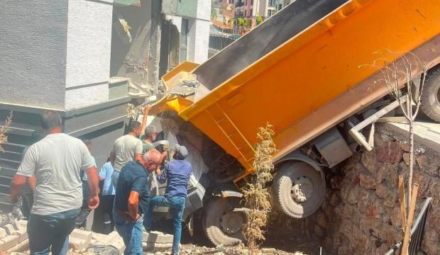 Freni boşalan kamyon, binanın duvarına &ccedil;arptı