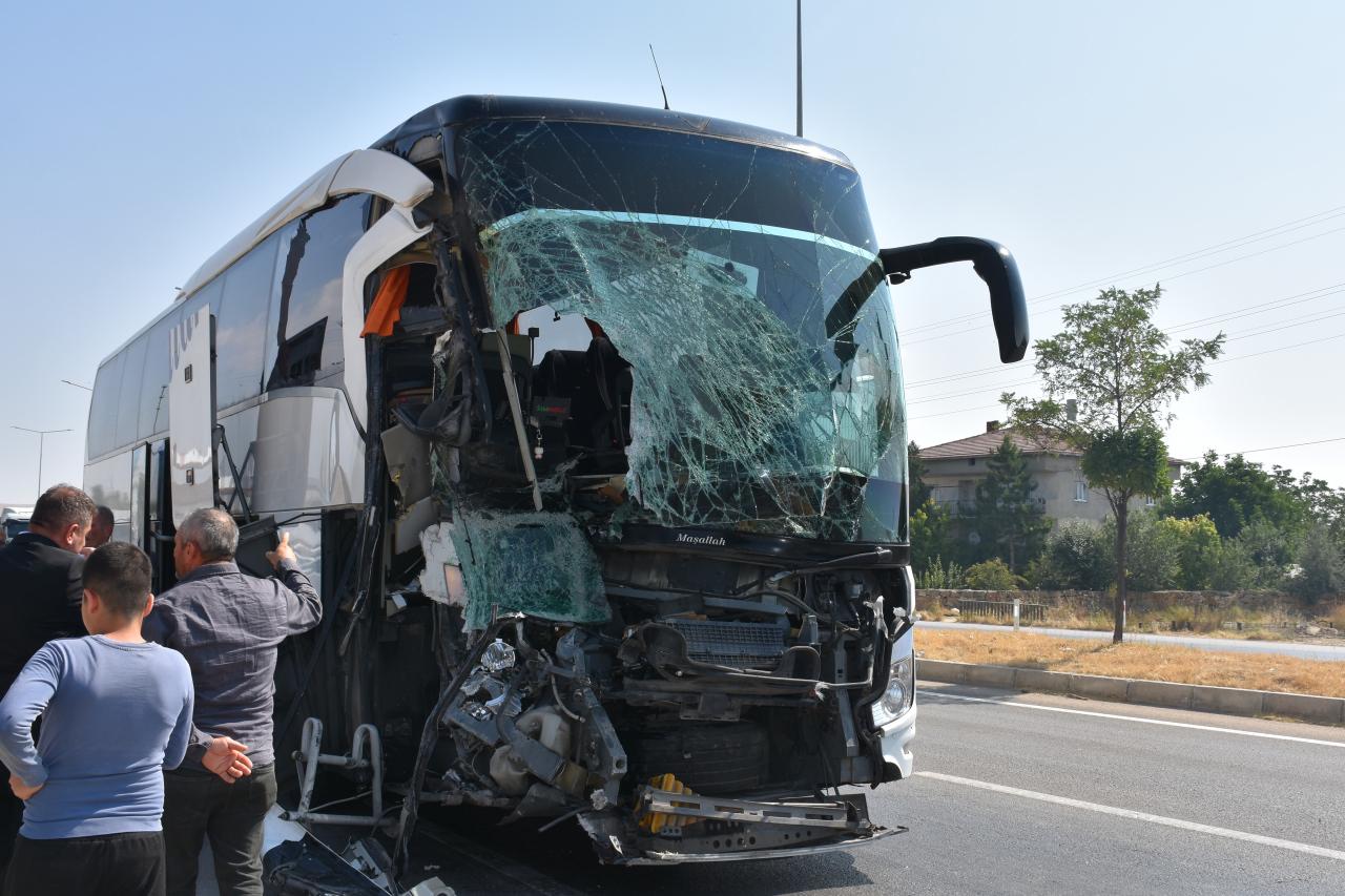 Afyonkarahisar'da yolcu otobüsü kamyonete çarptı, 1 kişi öldü, 15 kişi yaralandı.