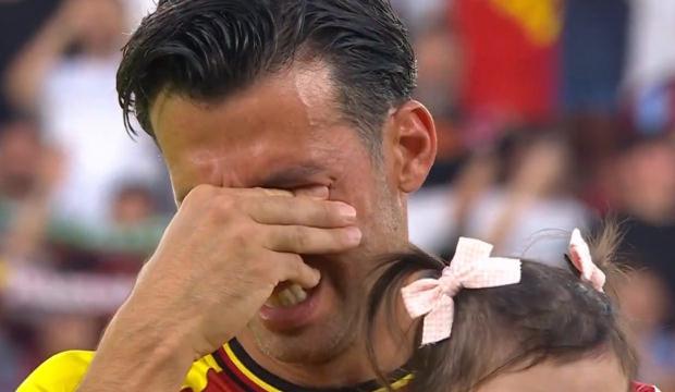 İsmail K&ouml;ybaşı, futbolculuk kariyerine g&ouml;zyaşlarıyla veda etti!