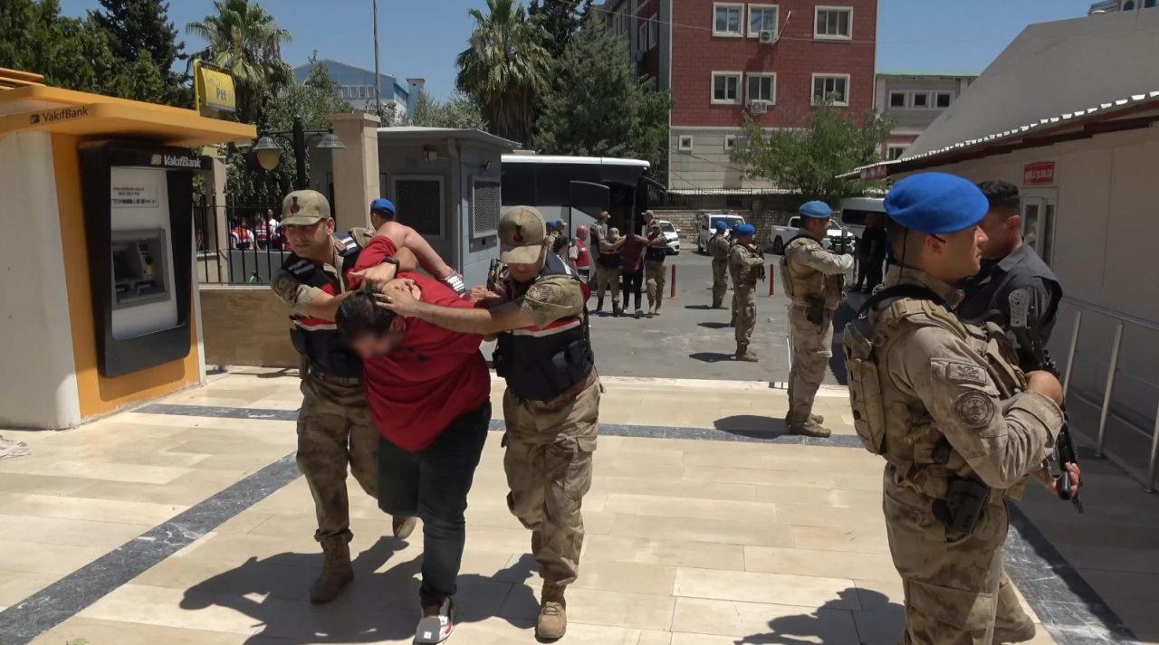 Şanlıurfa'da 12 kilo altın ile 2 milyon TL'yi gasp eden zanlılar tutuklandı.