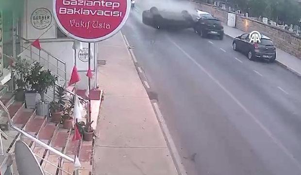 Kartal'da s&uuml;r&uuml;c&uuml;s&uuml;n&uuml;n kontrol&uuml;nden &ccedil;ıkan otomobil takla atarak dehşet sa&ccedil;tı