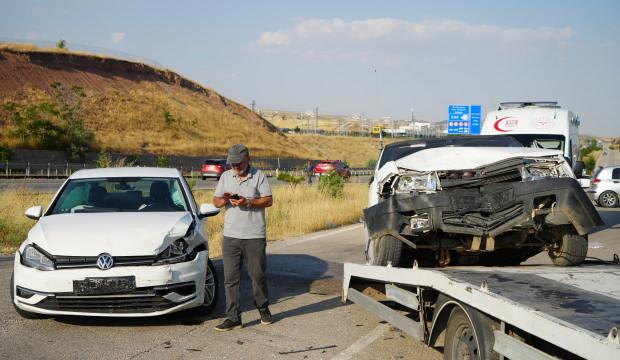 Kırıkkale'de iki otomobil kafa kafaya &ccedil;arpıştı: Yaralılar var