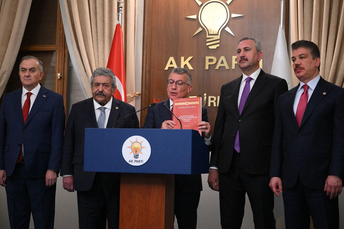 Terörsüz Türkiye sürecinde TBMM’de yürütülen süreçte adı Milli Dayanışma Ve Toplumsal Bütünleşmenin Güçlendirilmesine Dair Kanun Teklifi Meclis’e sunuldu. AK Parti Grup Başkanı Abdullah Güler, “360'a yakın imzayla teklifi Meclis'e sunduk' dedi. .Teklifin açıklamasında MHP Genel Başkan Yardımcısı Feti Yıldız, MHP Grup Başkanvekili Filiz Kılıç ve Erkan Akçay da yer aldı. Kişiler