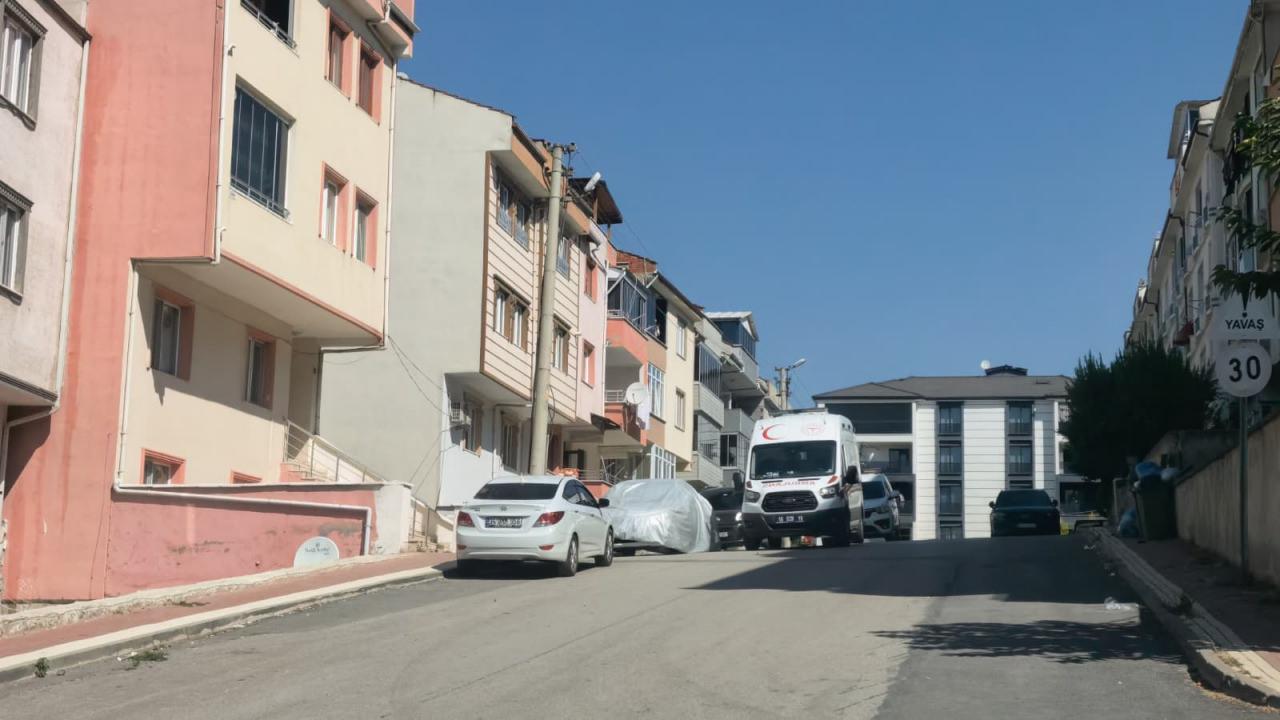 Evinin salonunda kanlar içinde ölü bulundu.