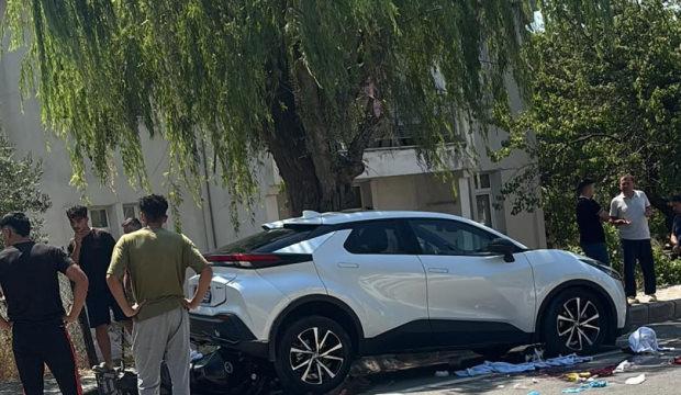 Park halindeki otomobile &ccedil;arpan motosikletteki 2 kişi &ouml;ld&uuml;