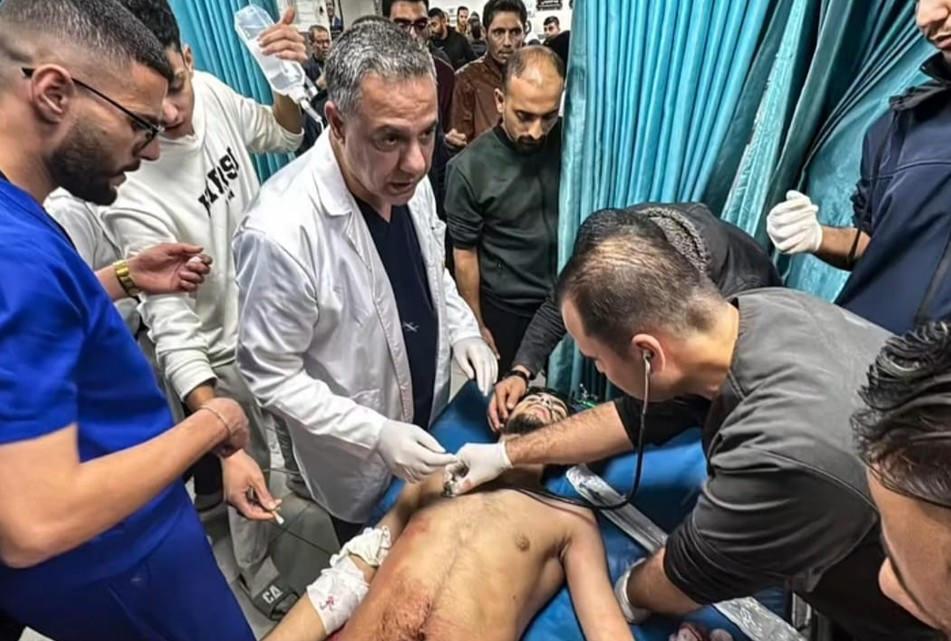 Dr. Hüsam Ebu Safiyye Filistin'de bir yaralıya müdahale ediyor.